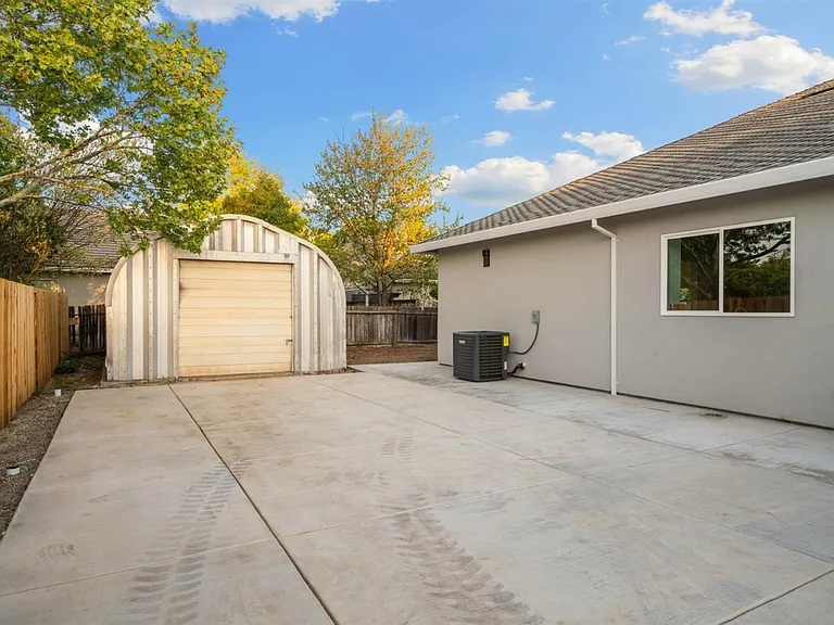 1130 Jonas Ave — Photo 40