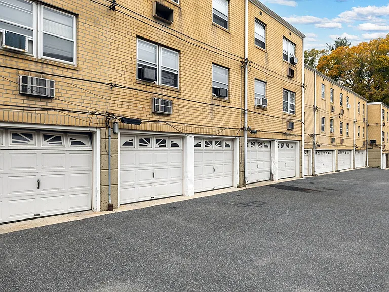 Karen Court Apartments — Photo 2