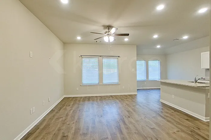 112 Yardley Ct — Photo 2