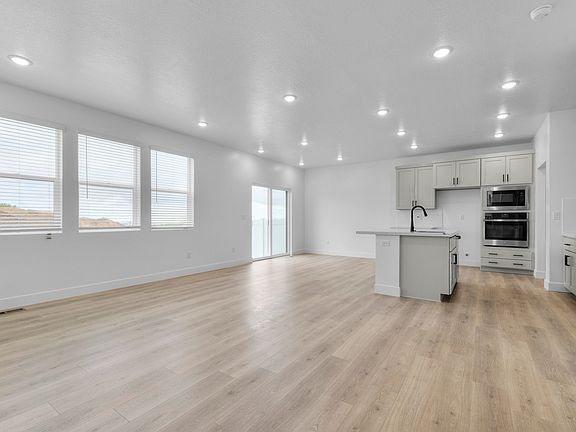 3rd image of 2820 W Aurora Ave