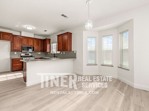 3rd image of 1026 Carmelita Ave