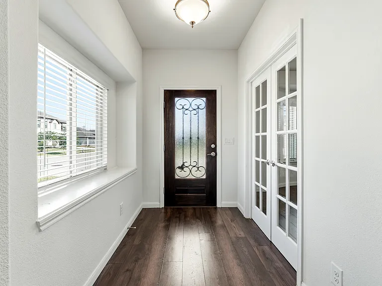 1204 Sumner St — Photo 3