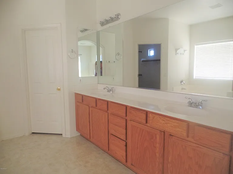 1281 E Hampton Ln — Photo 10