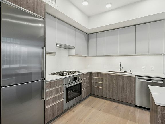3rd image of 800 Columbia St #612