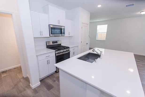 3 bed, 1652 sqft, $2,450 — Photo 4