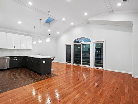 4th image of 42 W 36th St #2