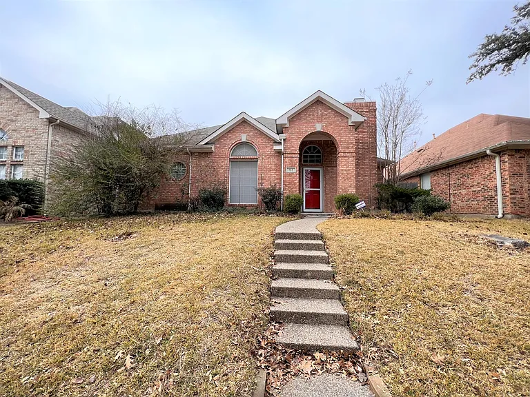 738 Ridgemont Dr — Photo 1