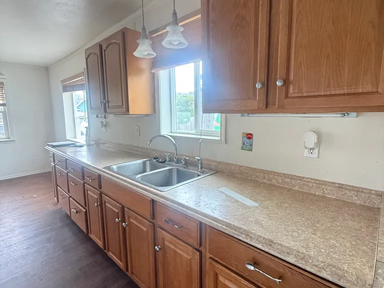 1075 Pacific Ave — Photo 7