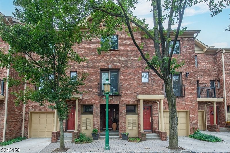 1st image of 62 Mews Ln
