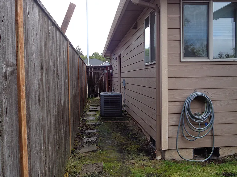 6439 Robin Hood St SE — Photo 41
