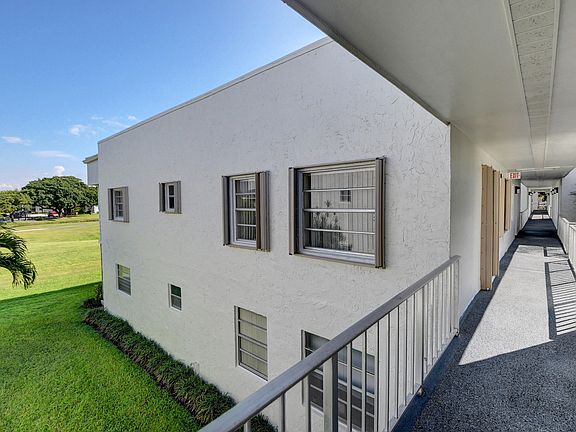 4th image of 560 Flanders Dr #L