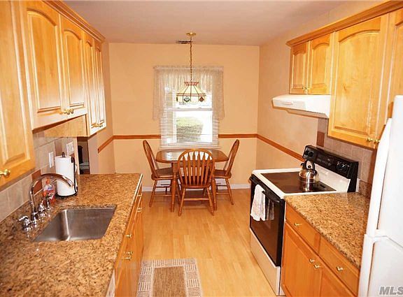 3rd image of 906 Cabot Ln