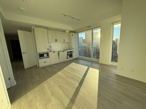 5th image of 89 Queen St E #5618