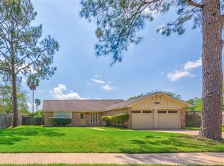 400 Broadmoor St, Friendswood, TX 77546
