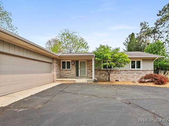 3rd image of 2880 Hayward Dr SE