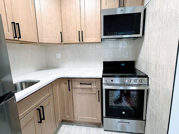 4th image of 35-29 32nd St #2R