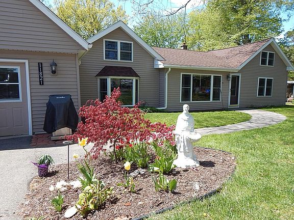 3rd image of 11821 Maywood Dr NE