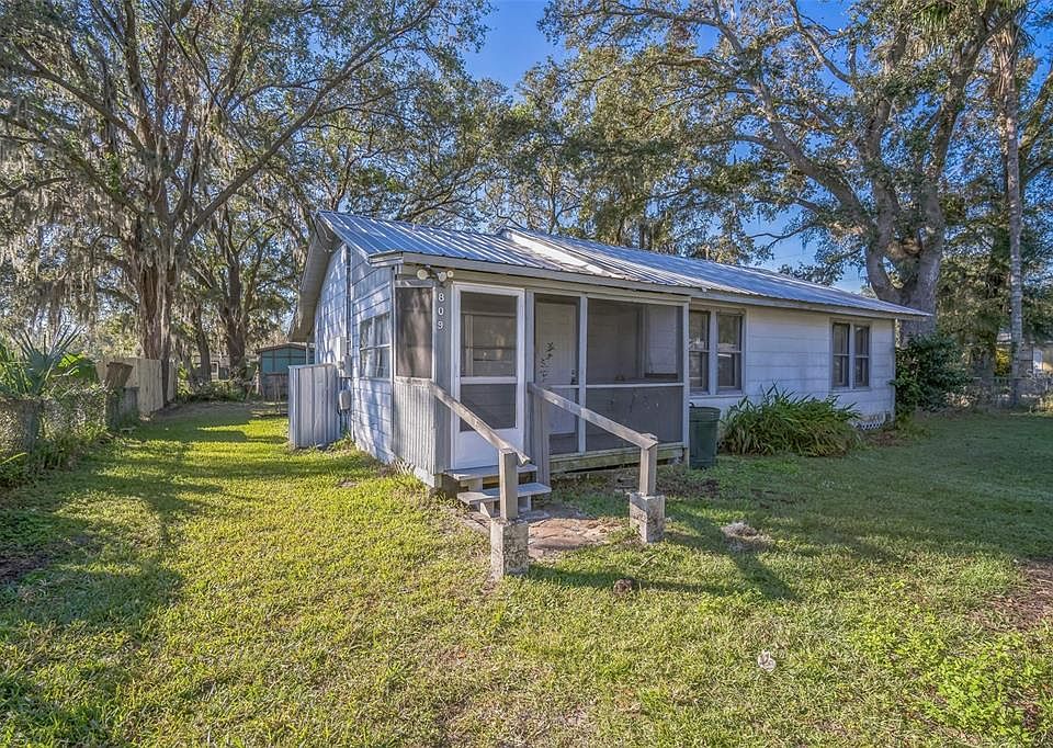 1st image of 809 W Saunders St