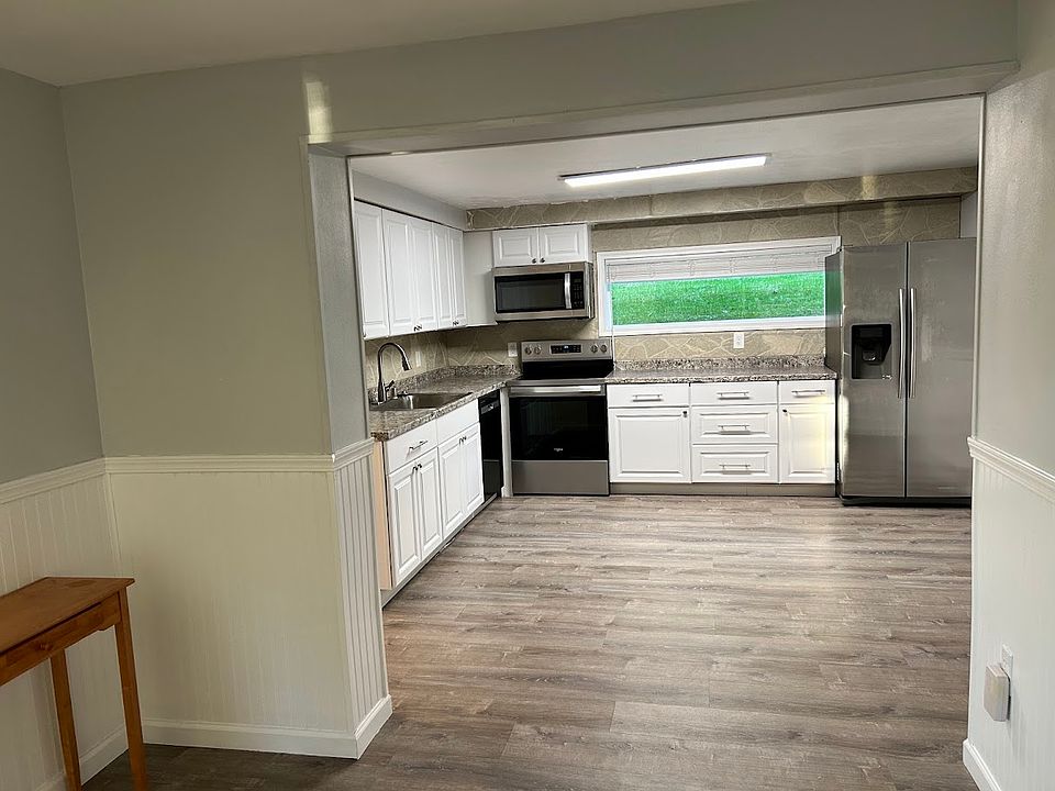 Entry way, view of kitchen