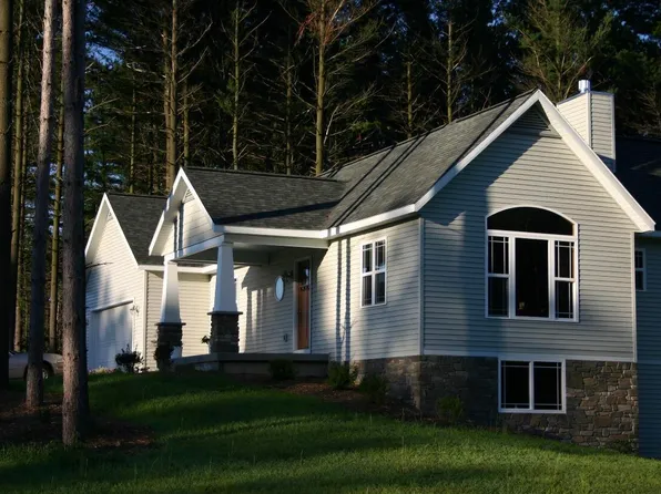 1921 Pineridge Dr, Hastings, MI 49058