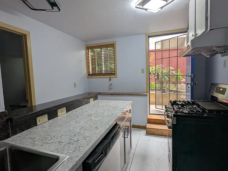 5819 Bayview Ave #IN LAW — Photo 21