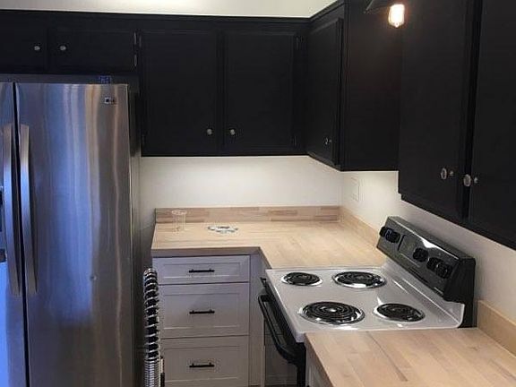 KITCHEN, AMPLE LIGHTING