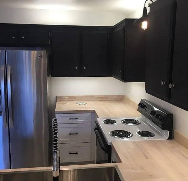 KITCHEN, AMPLE LIGHTING