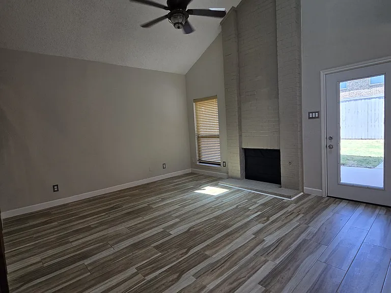 3817 Clover Hill Ln — Photo 3