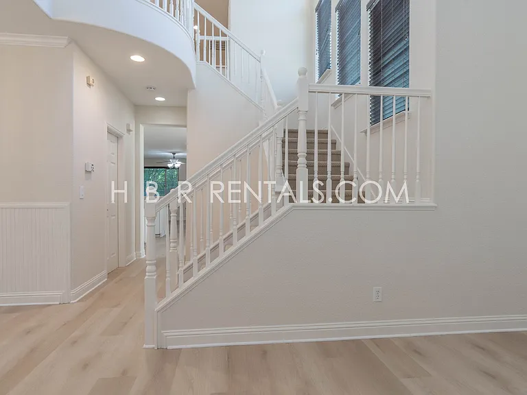 237 E Legacy Dr — Photo 16
