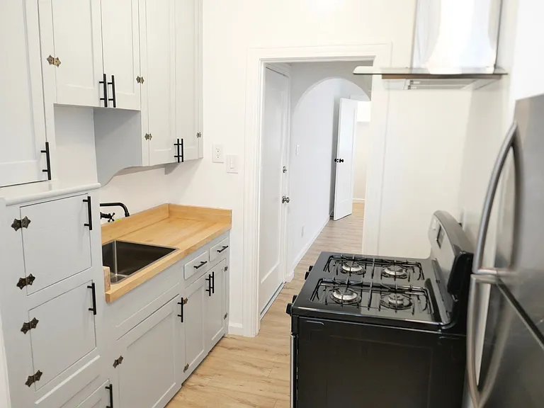 2615 S Victoria Ave — Photo 7