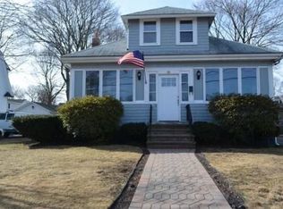 35 Fullers Ln, Milton, MA 02186