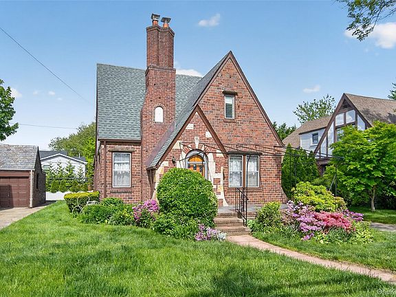 3rd image of 114 New Hyde Park Road