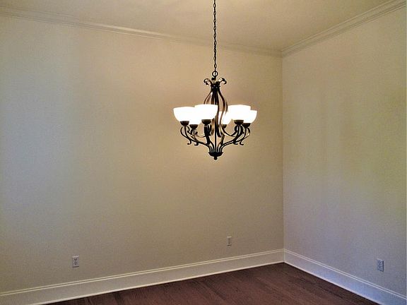 5th image of 375 Windsor Dr N