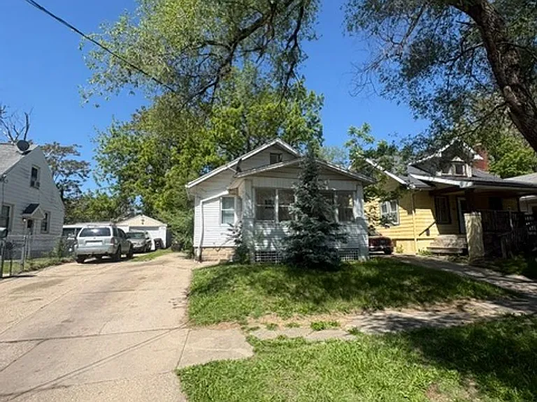 2207 N Ellis St — Photo 1