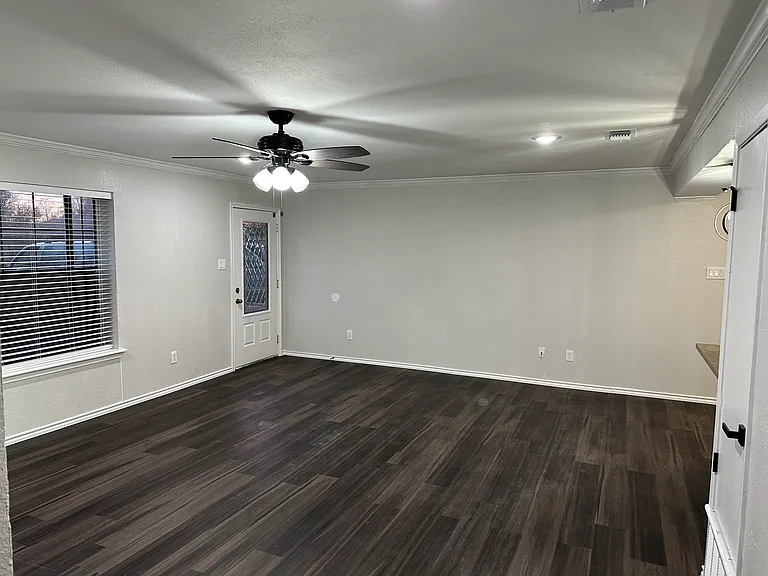 406 E Hunt St — Photo 15