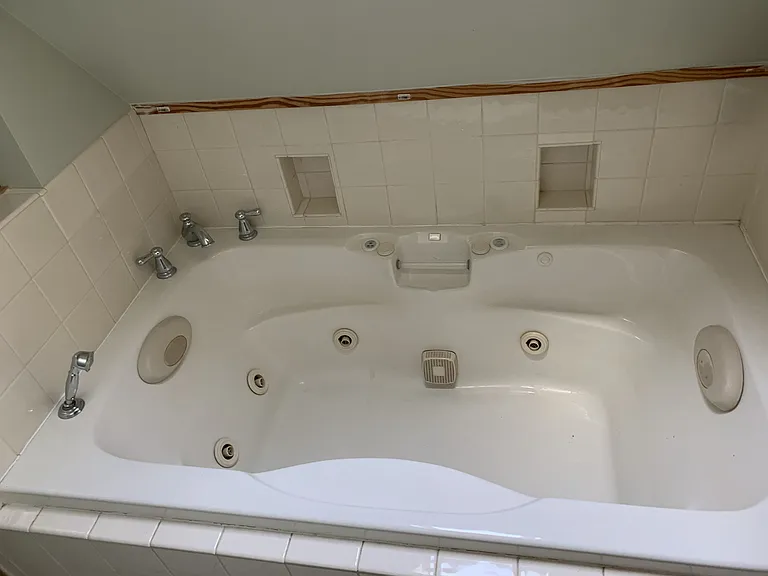 704 E West St — Photo 19