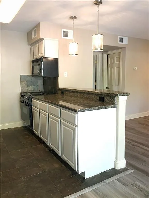 1 bed, 1.0 bath, 573 sqft, $1,325 — Photo 2