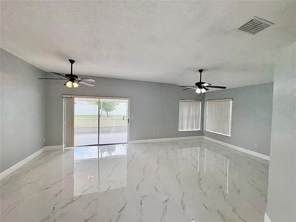 3 bed, 2.0 bath, 1328 sqft, $2,600 — Photo 3