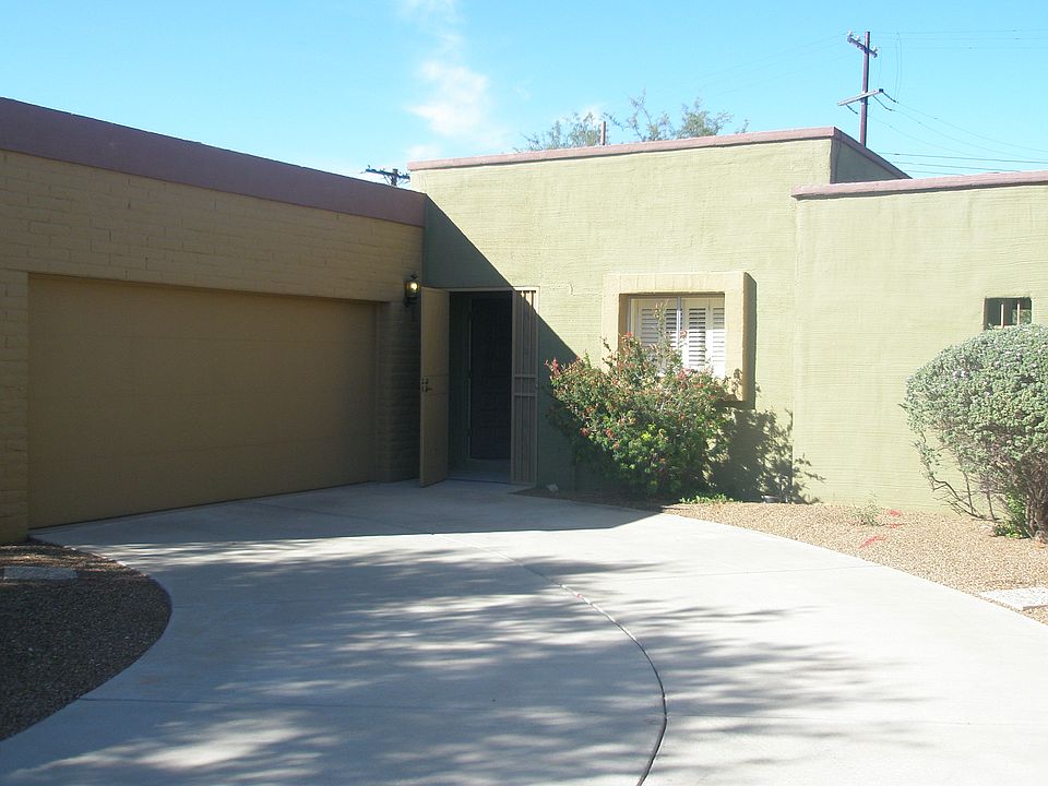 Front Entrance & Driveway