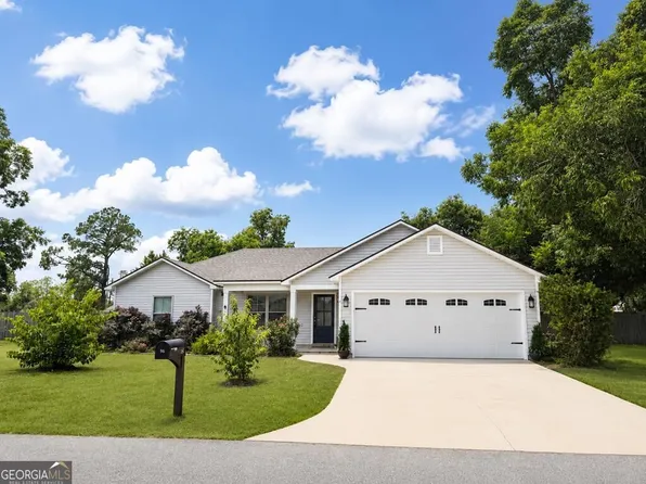 96 Pine St, Ray City, GA 31645