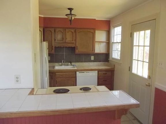 Kitchen Lots of cabinets
