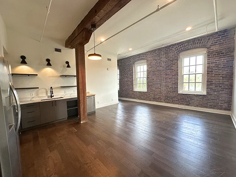 921 Dauphin St — Photo 3
