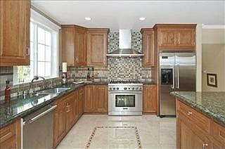4th image of 258 Denslowe Dr