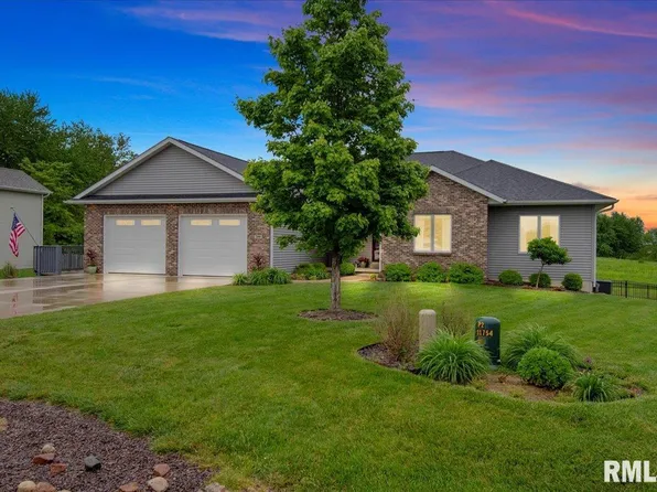 208 Hillcrest Dr, Mechanicsburg, IL 62545