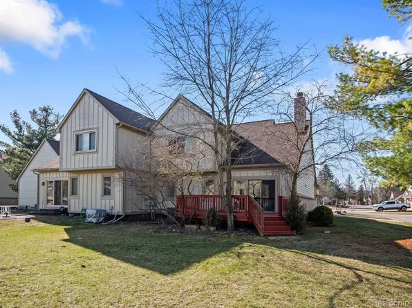 730 Red Maple Ln, Wixom, MI 48393