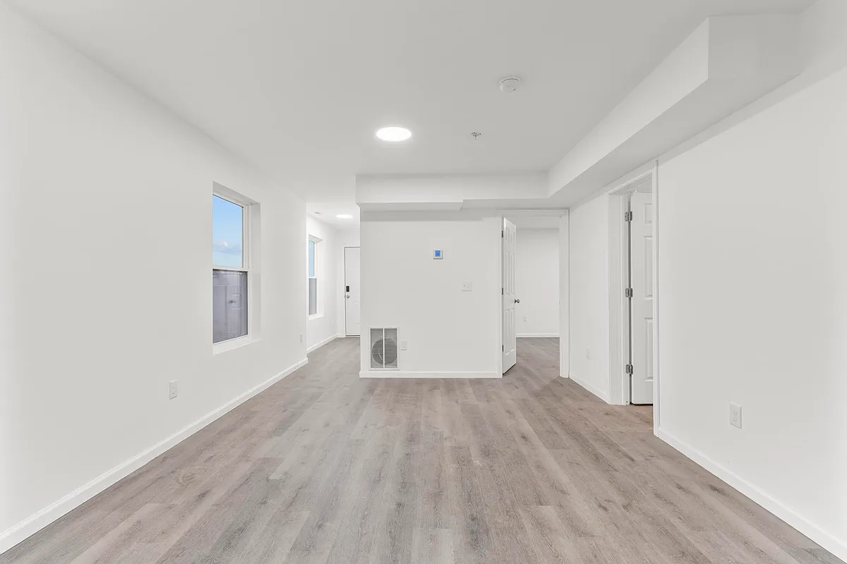 Building Photo - 12 E Ferry St #2B