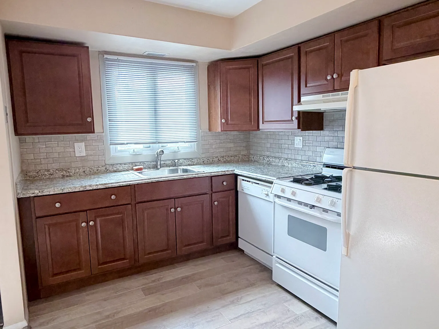 2 bed, 900 sqft, $2,300 — Photo 2