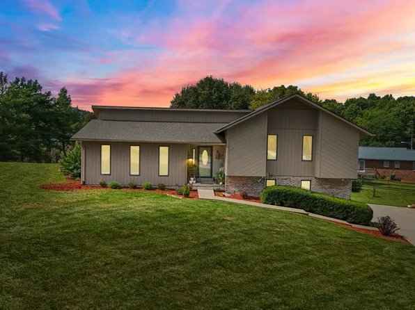 571 Old Hickory Dr, Mt Carmel, TN 37645