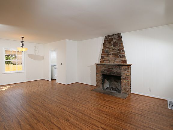 3rd image of 3724 Montrose Ave
