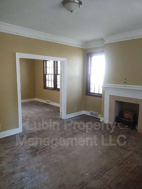 3 bed, 1.0 bath, 1224 sqft, $950 — Photo 2